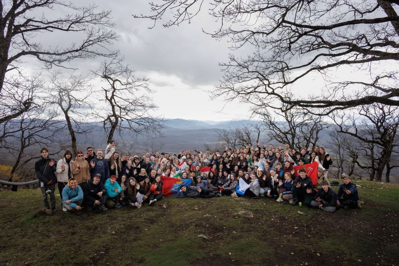 Команда студентов Адыгеи на фоне гор